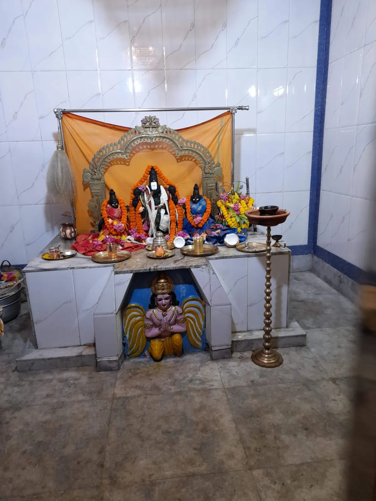 শ্রী ভেঙ্কটেশ্বর স্বামী মন্দিরের অন্তরালয়, প্রধান দেবদেবী এবং বেদির নিচে গরুড় মূর্তিসহ