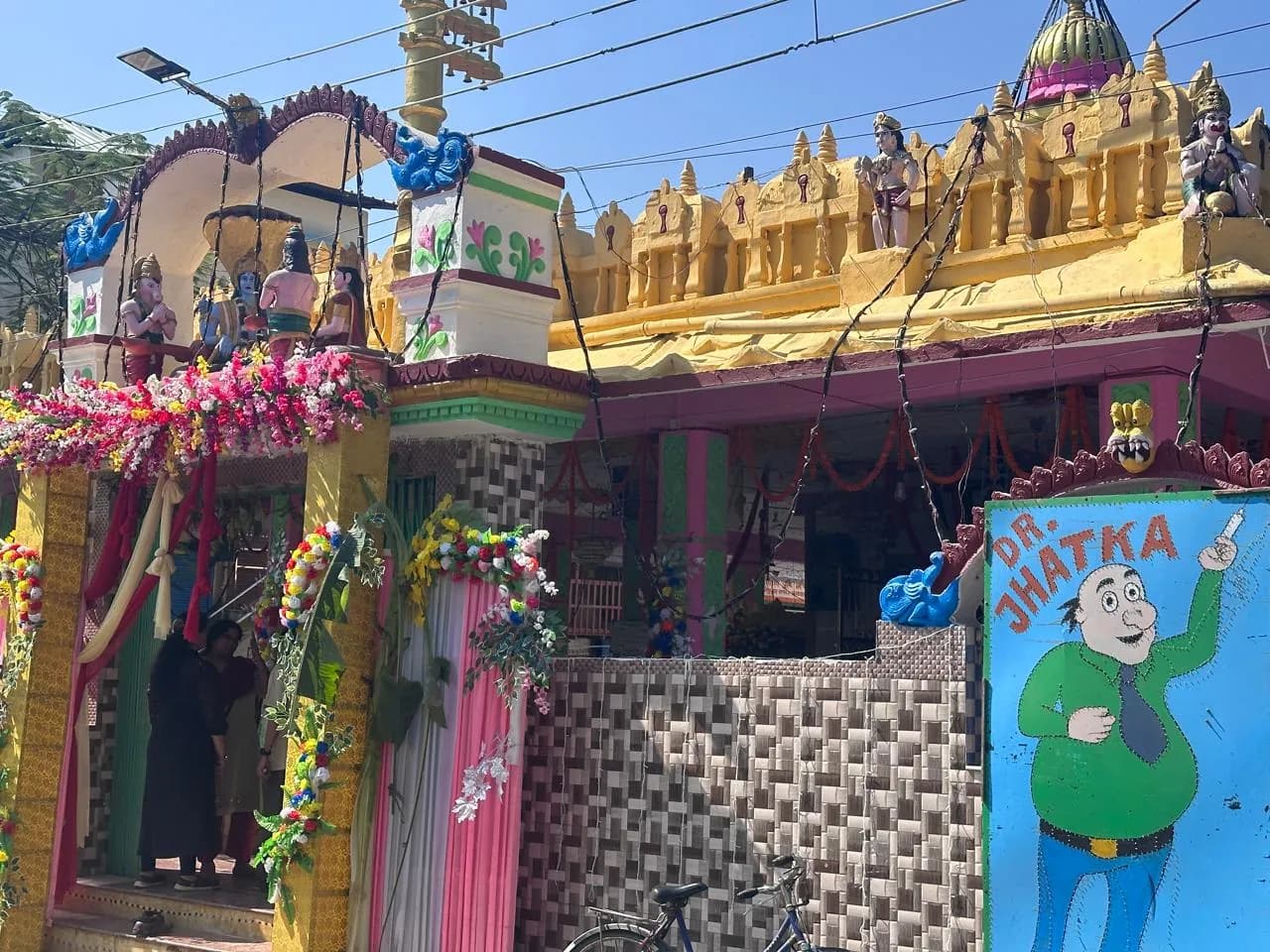 Rail Bazaar, আলিপুরদুয়ারে শ্রী ভেঙ্কটেশ্বর স্বামী মন্দিরের বাইরের দৃশ্য, সাজানো প্রবেশপথ ও ছাদের রেখাসহ