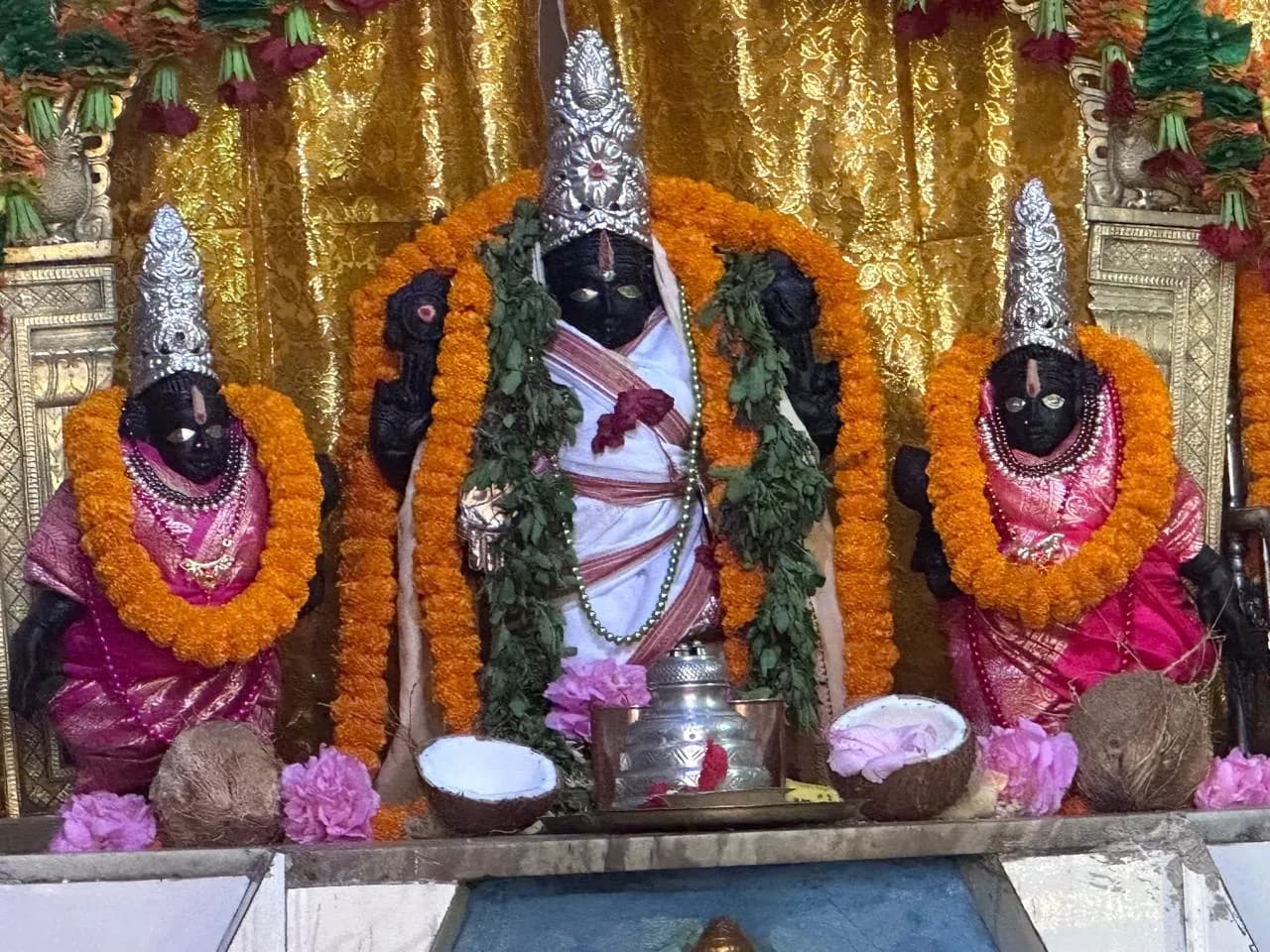 শ্রী ভেঙ্কটেশ্বর স্বামী মন্দিরের প্রধান দেবদেবী, রুপোর মুকুট ও ফুলের মালায় সজ্জিত