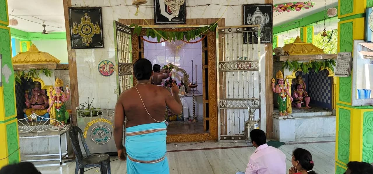আলিপুরদুয়ারে শ্রী ভেঙ্কটেশ্বর স্বামী মন্দিরের প্রার্থনা মণ্ডপের ভিতর, গর্ভগৃহ ও পাশের আলয়ের দিকে তাকিয়ে